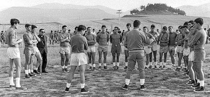 1 de agosto de 1967. Primer entrenamiento de la temporada. Campo Anexo a Mendizorroza. Iñaki Izaguirre, de espaldas y con chandal, da las primeras instrucciones a sus pupilos. A su lado José María Flores, ex jugador albiazul y segundo entrenador. Muchas c