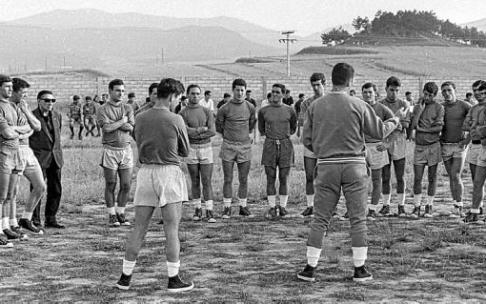 1 de agosto de 1967. Primer entrenamiento de la temporada. Campo Anexo a Mendizorroza. Iñaki Izaguirre, de espaldas y con chandal, da las primeras instrucciones a sus pupilos. A su lado José María Flores, ex jugador albiazul y segundo entrenador. Muchas c