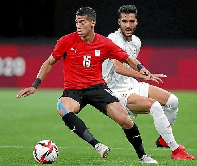 Merino pugna con el egipcio Ashour por un balón. Foto: Efe