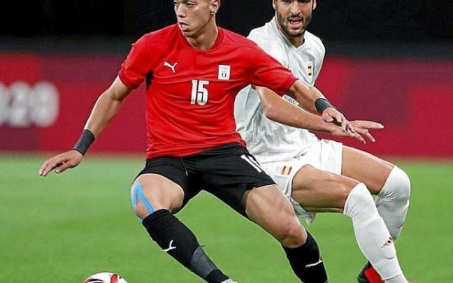 Merino pugna con el egipcio Ashour por un balón. Foto: Efe