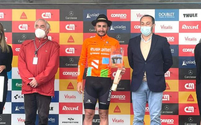 Juanjo Lobato, en el podio tras su victoria.