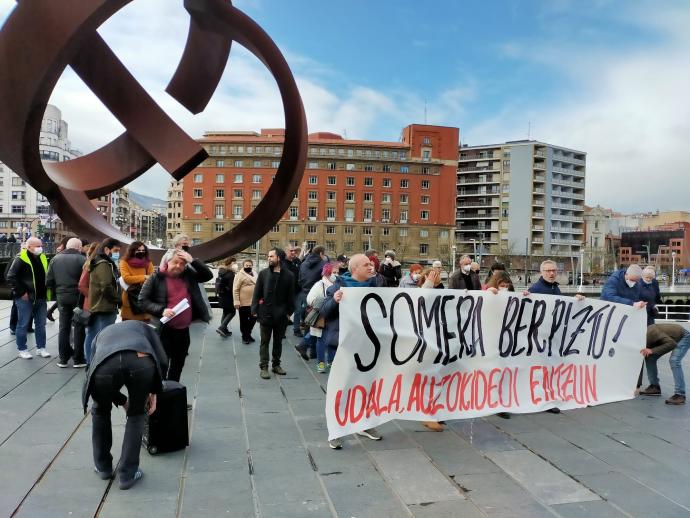 La concentración para denunciar la degradación de la calle Somera se celebró ayer en Bilbao.