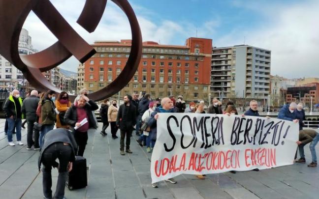 La concentración para denunciar la degradación de la calle Somera se celebró ayer en Bilbao.