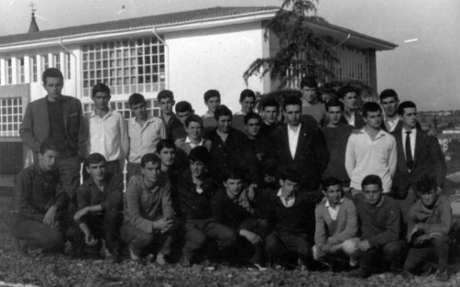 Somorrostro empezó su actividad el 3 de febrero de 1947 con 30 alumnos y tres profesores.