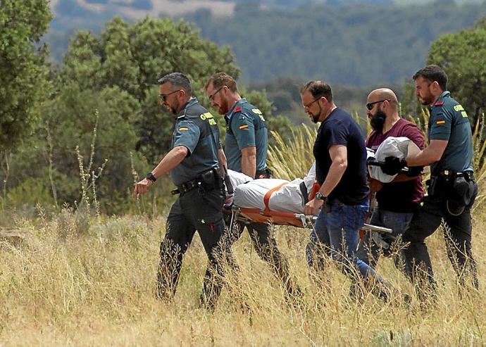 Agentes de la Guardia Civil trasladen el cadáver del presunto asesino de una mujer en Tomelloso. Foto: Efe