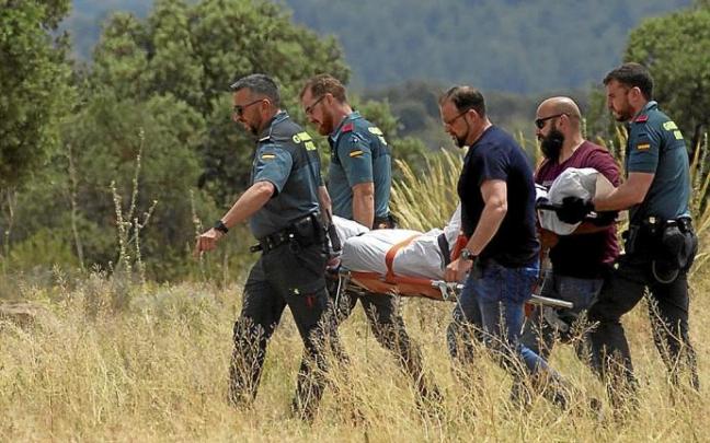 Agentes de la Guardia Civil trasladen el cadáver del presunto asesino de una mujer en Tomelloso. Foto: Efe