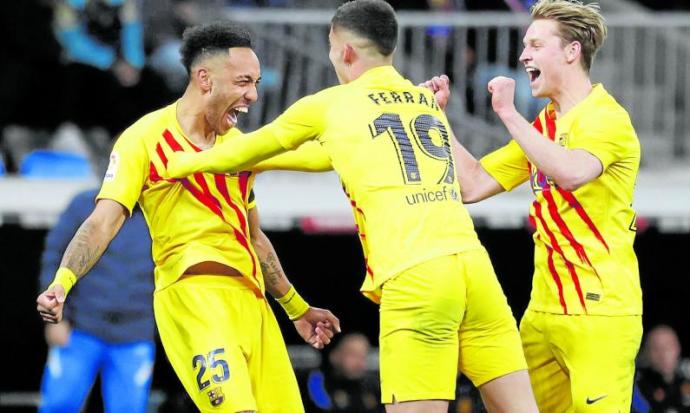 Aubameyang, Ferran Torres y Frenkie De Jong celebran el segundo gol del primero. Foto: Efe