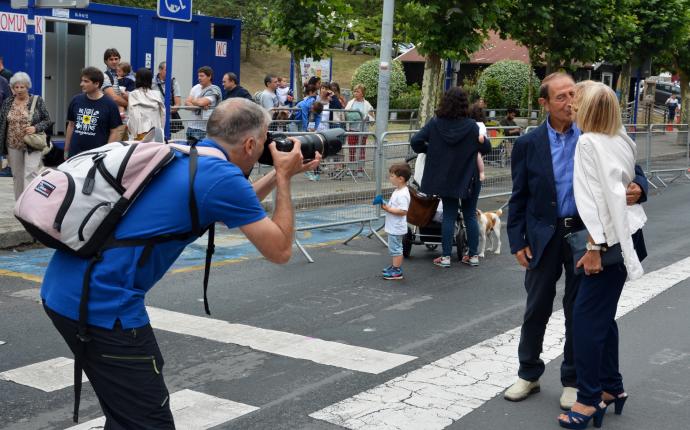 Un fotógrafo captura un beso durante los Sampedros.