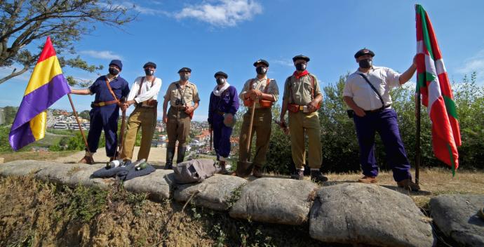 El grupo de recreación Frentes de Euzkadi, durante una visita teatralizada al Cinturón de Hierro en Sopela y Berango.