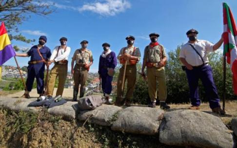 El grupo de recreación Frentes de Euzkadi, durante una visita teatralizada al Cinturón de Hierro en Sopela y Berango. El grupo de recreación Frentes de Euzkadi, durante una visita teatralizada al Cinturón de Hierro en Sopela y Berango.