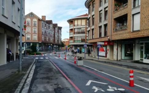 En la calle Akilino Arriola se ha implementado una primera fase provisional para analizar el impacto de la peatonalización.