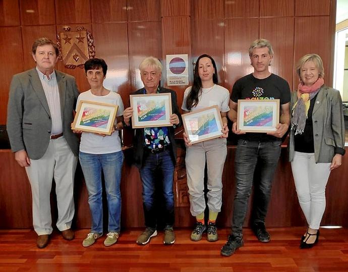 Josu Landaluze y Teresa Fernández, junto a los premiados. Foto: S. U.