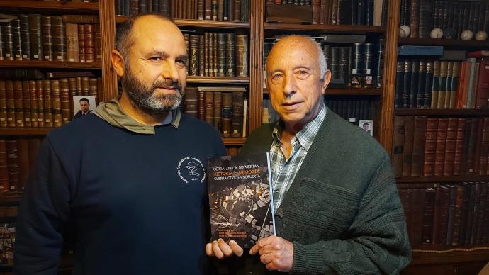 Javier de la Colina, padre e hijo, sostienen el libro.