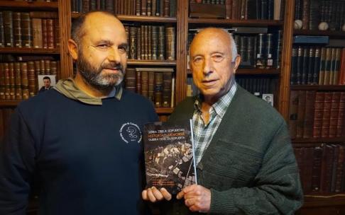 Javier de la Colina, padre e hijo, sostienen el libro.