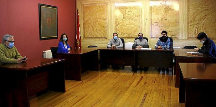 Los representantes del PNV, EH Bildu, PSE, Baketik y Aranzadi en la presentación de ayer. Foto: Plaentxia.eus