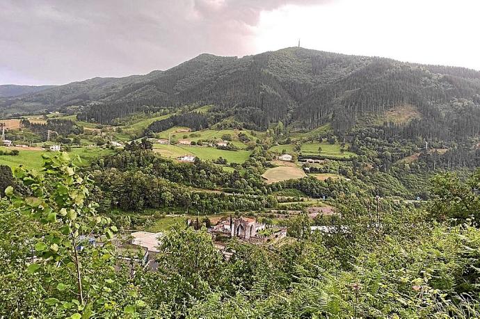 Vista del cordal de Karakate, con el cementerio elgoibartarra de Olaso en la parte inferior.