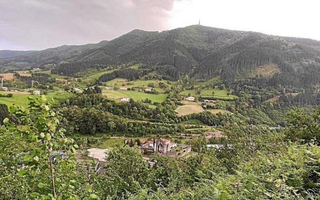 Vista del cordal de Karakate, con el cementerio elgoibartarra de Olaso en la parte inferior. Vista del cordal de Karakate, con el cementerio elgoibartarra de Olaso en la parte inferior.
