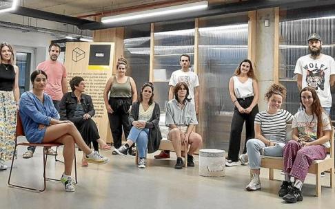 Udaleko eta Kulturazeko ordezkariak beken irabazleekin poriektuak aurkezteko agerraldian. Argazkia: N.G. Udaleko eta Kulturazeko ordezkariak beken irabazleekin poriektuak aurkezteko agerraldian. Argazkia: N.G.