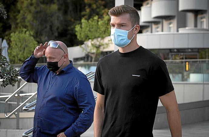 Alexander Sorloth, saliendo de un conocido hotel de Donostia ayer por la tarde en compañía de su agente.