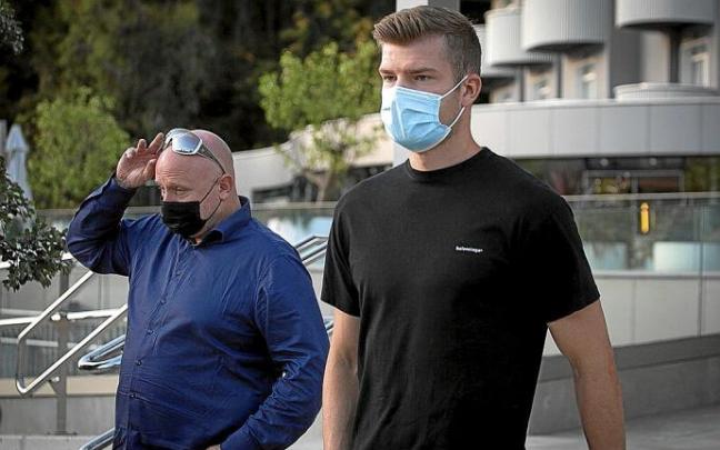 Alexander Sorloth, saliendo de un conocido hotel de Donostia ayer por la tarde en compañía de su agente.