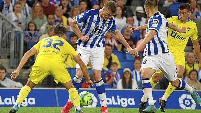 Sorloth trata de controlar un balón ante varios jugadores.