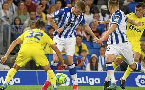 Sorloth trata de controlar un balón ante varios jugadores. Sorloth trata de controlar un balón ante varios jugadores.