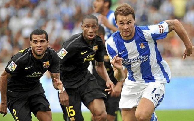 Demidov (d) posa junto a Kristoffer Zachariassen, del Ferencvaros. Foto: Agencias