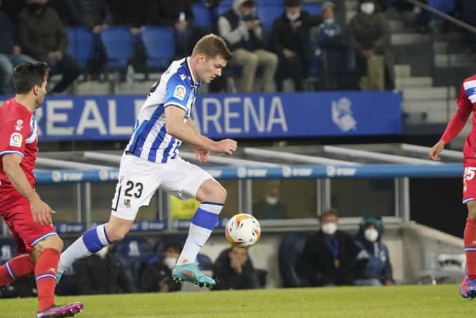 Sorloth, al que le anularon un gol, durante una jugada del partido de la Real Sociedad contra el Espanyol