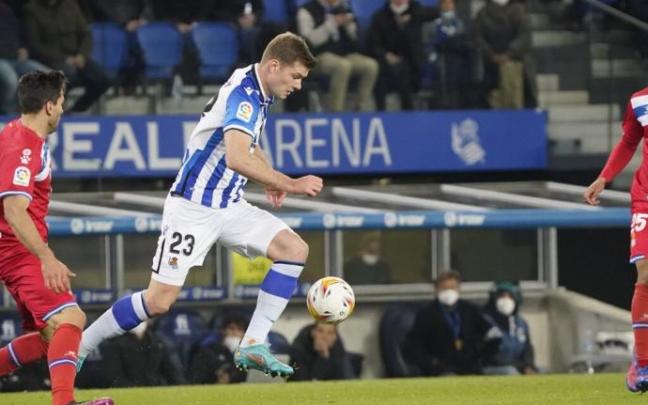Sorloth, al que le anularon un gol, durante una jugada del partido de la Real Sociedad contra el Espanyol