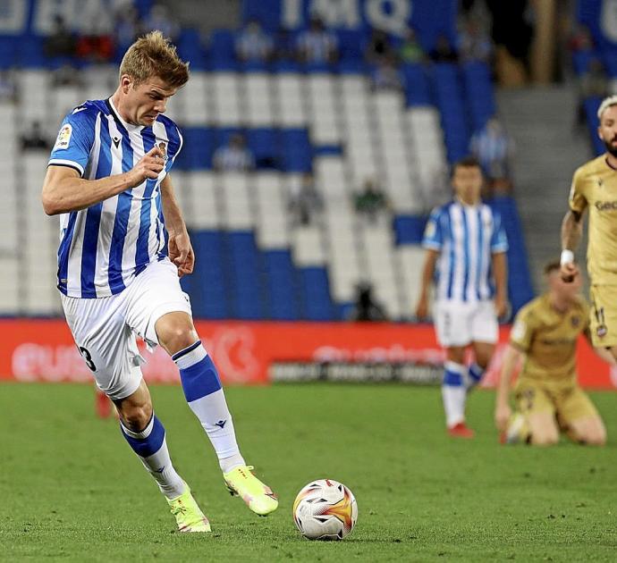 Sorloth se dispone a controlar el balón en un momento del encuentro ante el Levante.