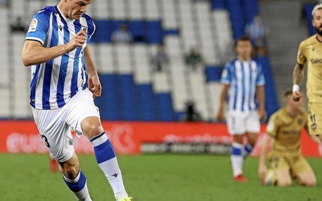 Sorloth se dispone a controlar el balón en un momento del encuentro ante el Levante.