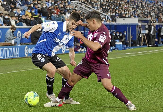 Martín pelea un balón con Djouahra durante el último derbi entre el Deportivo Alavés y la Real Sociedad en Mendizorroza. Foto: Jorge Muñoz