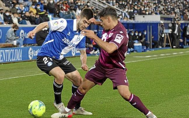 Martín pelea un balón con Djouahra durante el último derbi entre el Deportivo Alavés y la Real Sociedad en Mendizorroza. Foto: Jorge Muñoz