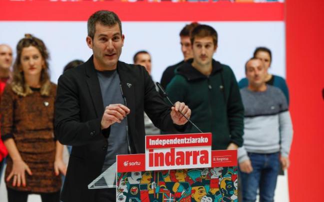 Arkaitz Rodríguez interviene durante la asamblea de clausura del III Congreso de Sortu. Arkaitz Rodríguez interviene durante la asamblea de clausura del III Congreso de Sortu.