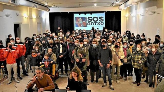 Más de un centenar de vecinos en la presentación. Foto: N.G.