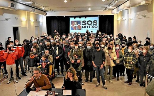 Más de un centenar de vecinos en la presentación. Foto: N.G. Más de un centenar de vecinos en la presentación. Foto: N.G.