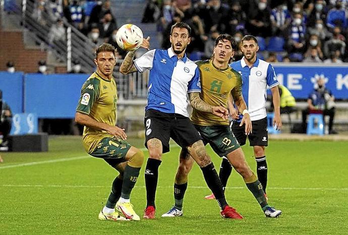 Joselu intenta ganarle la posición a Joaquín y Bellerín. Foto: Iñigo Foronda