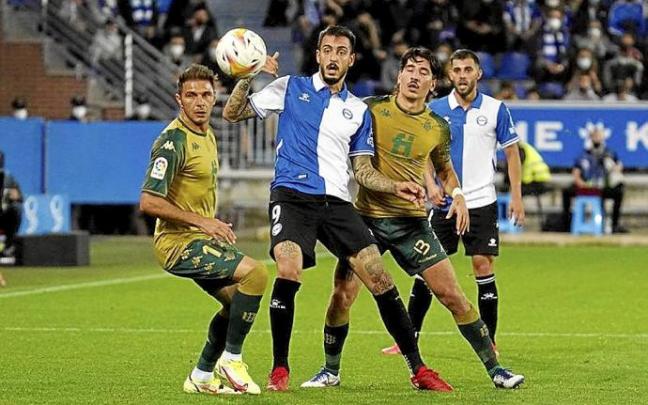 Joselu intenta ganarle la posición a Joaquín y Bellerín. Foto: Iñigo Foronda Joselu intenta ganarle la posición a Joaquín y Bellerín. Foto: Iñigo Foronda