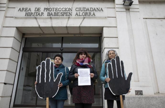 Integrantes de SOS Racismo, frente a la entrada del área de Seguridad Ciudadana en la que han interpuesto la denuncia contra Maya.