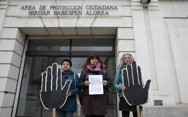 Integrantes de SOS Racismo, frente a la entrada del área de Seguridad Ciudadana en la que han interpuesto la denuncia contra Maya. Integrantes de SOS Racismo, frente a la entrada del área de Seguridad Ciudadana en la que han interpuesto la denuncia contra Maya.
