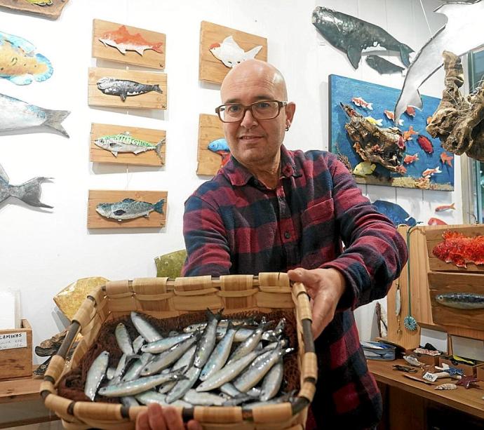 Mikel Aranburu muestra su cesta de sardinas, brillantes, como recién pescadas.