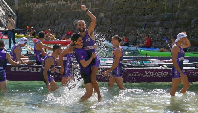 Los remeros de Santurtzi celebran la victoria en La Concha.