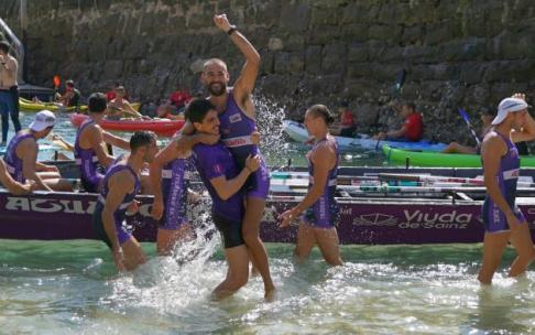 Los remeros de Santurtzi celebran la victoria en La Concha. Los remeros de Santurtzi celebran la victoria en La Concha.
