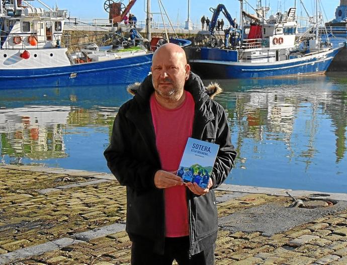 Ander León posa con su nuevo libro con el puerto de Santurtzi a sus espaldas. Foto: M. A. Pardo