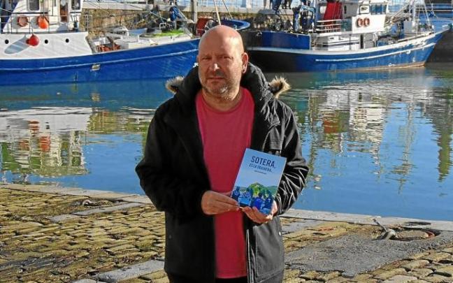 Ander León posa con su nuevo libro con el puerto de Santurtzi a sus espaldas. Foto: M. A. Pardo