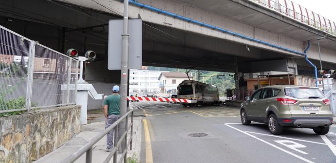 Los pasos a nivel de Zorrotza tienen los días contados.