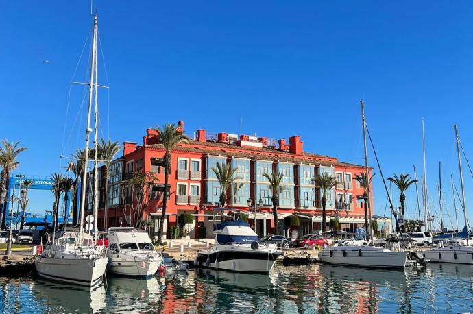 El hotel con vistas al puerto deportivo de Sotogrande (Cádiz) que acaba de adquirir Leo Messi.