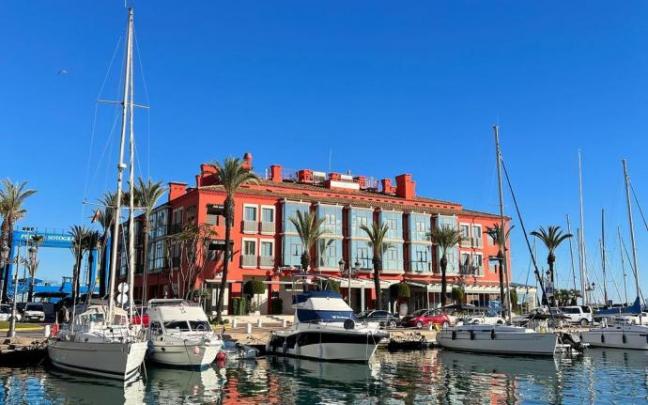 El hotel con vistas al puerto deportivo de Sotogrande (Cádiz) que acaba de adquirir Leo Messi.