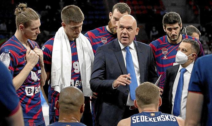 Neven Spahija da instrucciones a sus jugadores durante la victoria contra el Estrella Roja. Foto: Josu Chavarri