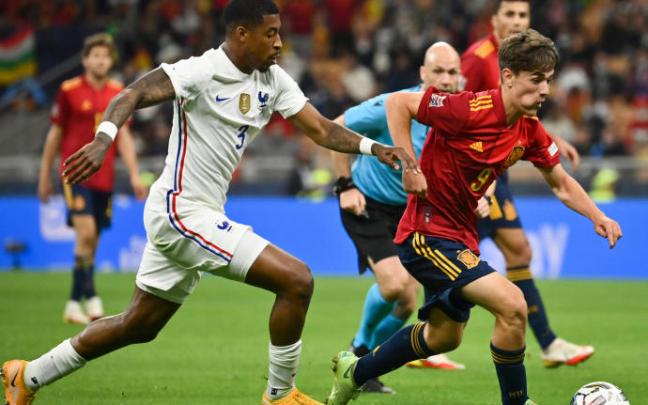 El jugador español Gavi pelea un balón con el francés Presnel Kimpembe. El jugador español Gavi pelea un balón con el francés Presnel Kimpembe.
